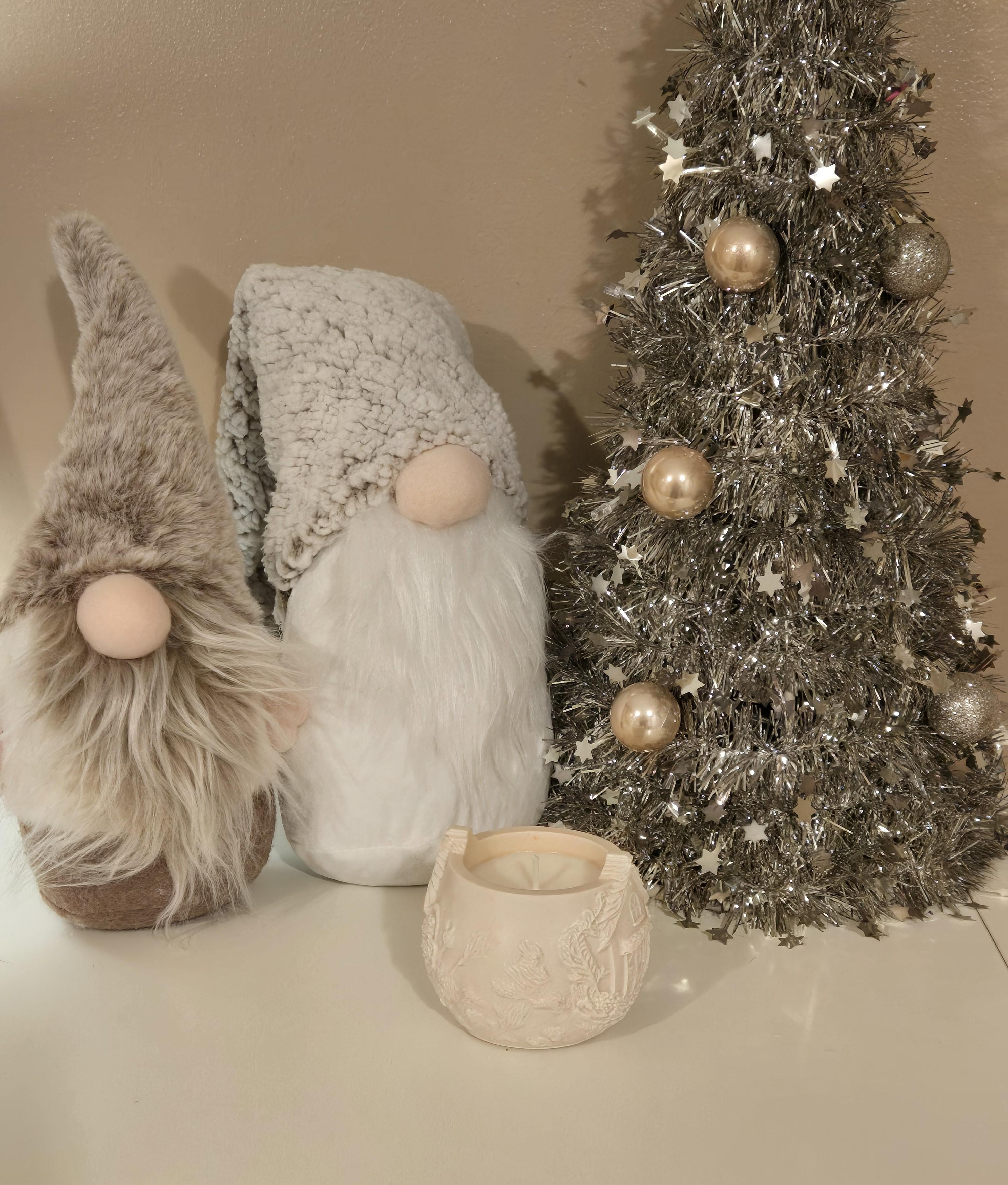 A gorgeous small handmade pot featuring a cute house & flower design, filled with our rich Hot Chocolate & Macaroon soy candle wax. A cosy, whimsical treat that brings warmth, sweetness, & charm to any space.