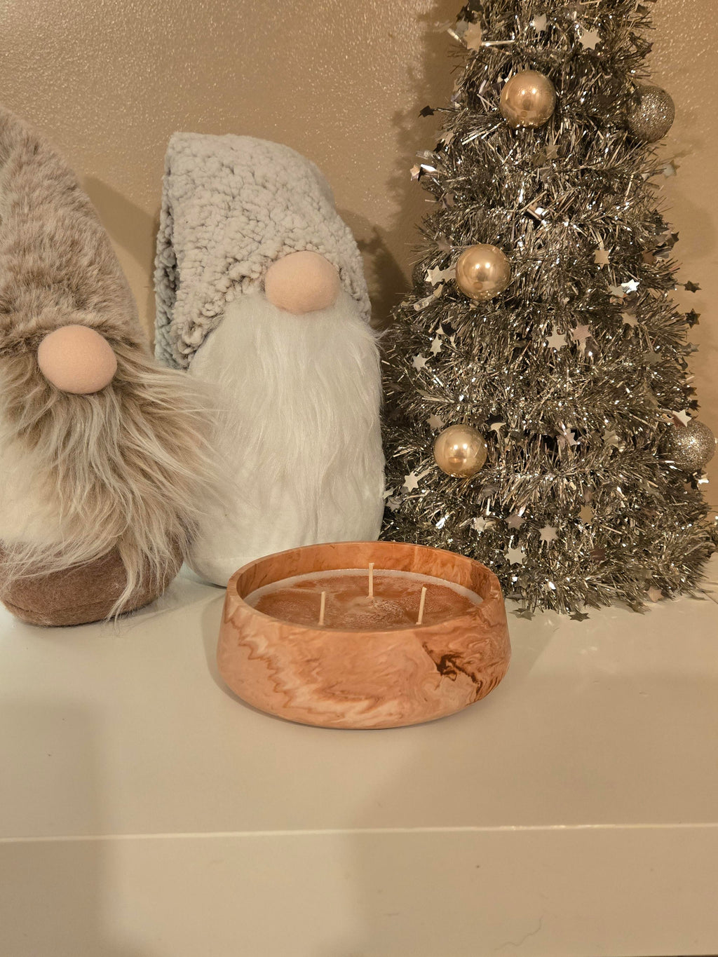 A gorgeous one-off handmade pot in a beige & white marble effect, filled with our rich Coffee Cake soy wax. Warm, sweet, & cosy, perfect for adding a touch of handmade charm & delicious bakery fragrance to any space.