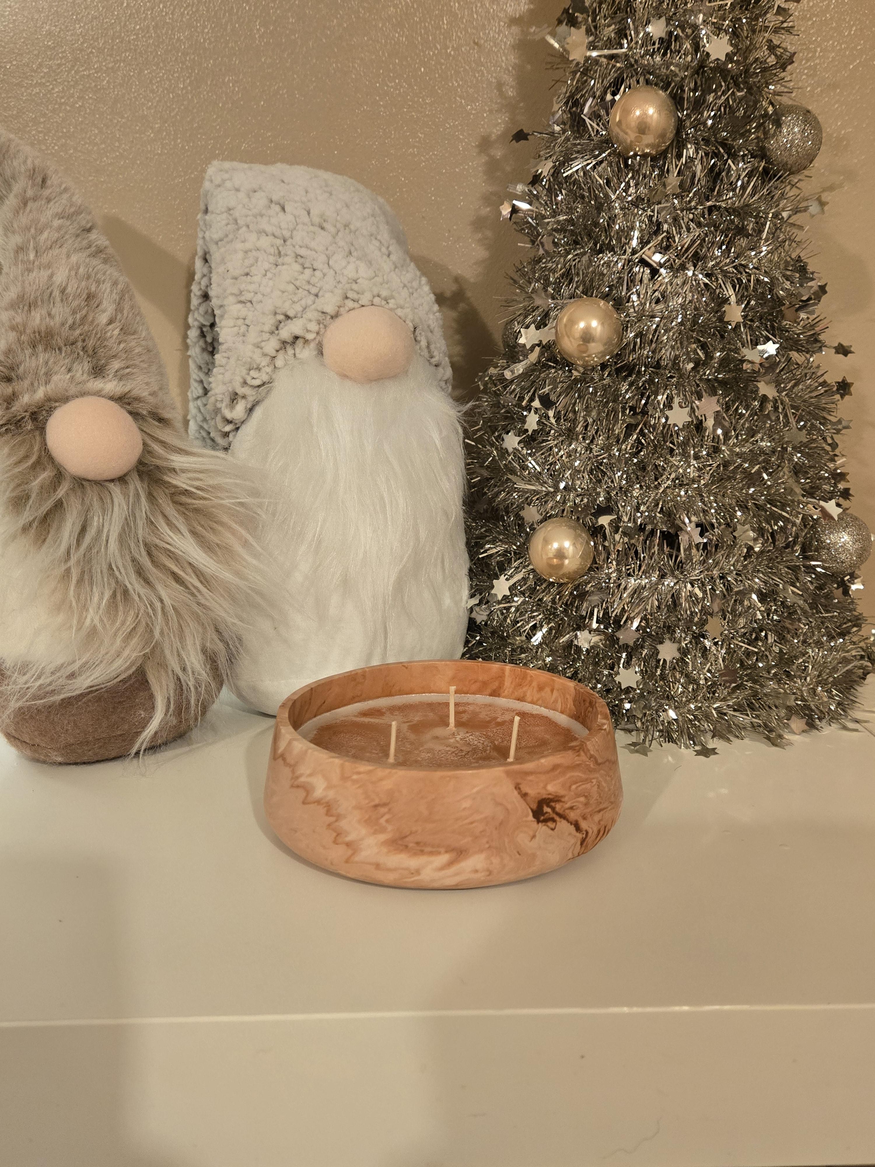 A gorgeous one-off handmade pot in a beige & white marble effect, filled with our rich Coffee Cake soy wax. Warm, sweet, & cosy, perfect for adding a touch of handmade charm & delicious bakery fragrance to any space.