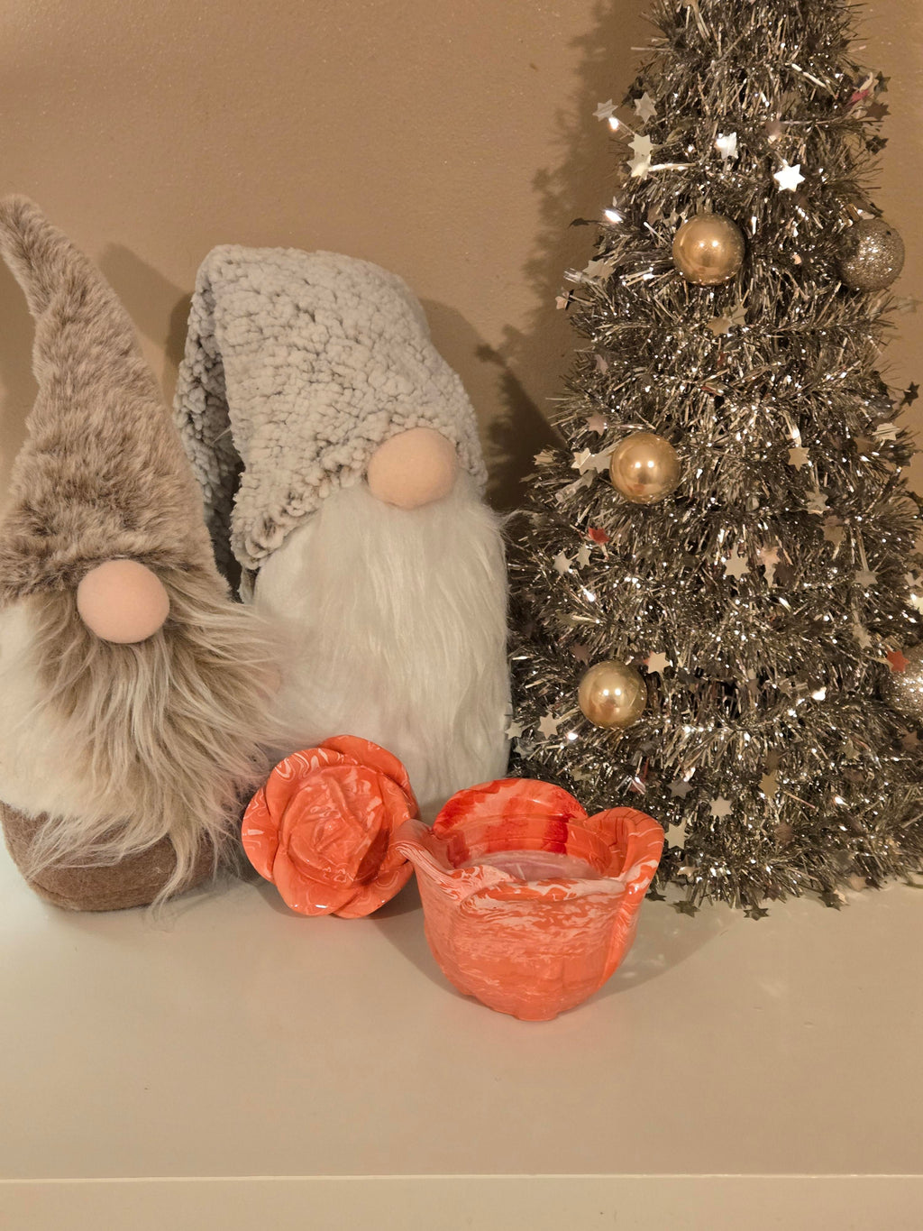 A stunning rose shaped pot in a rich Red Marble effect, beautifully filled with our delicate White Cherry Blossom Soy Wax. Elegant, romantic, & perfect for adding a soft, fragrant touch to any room.