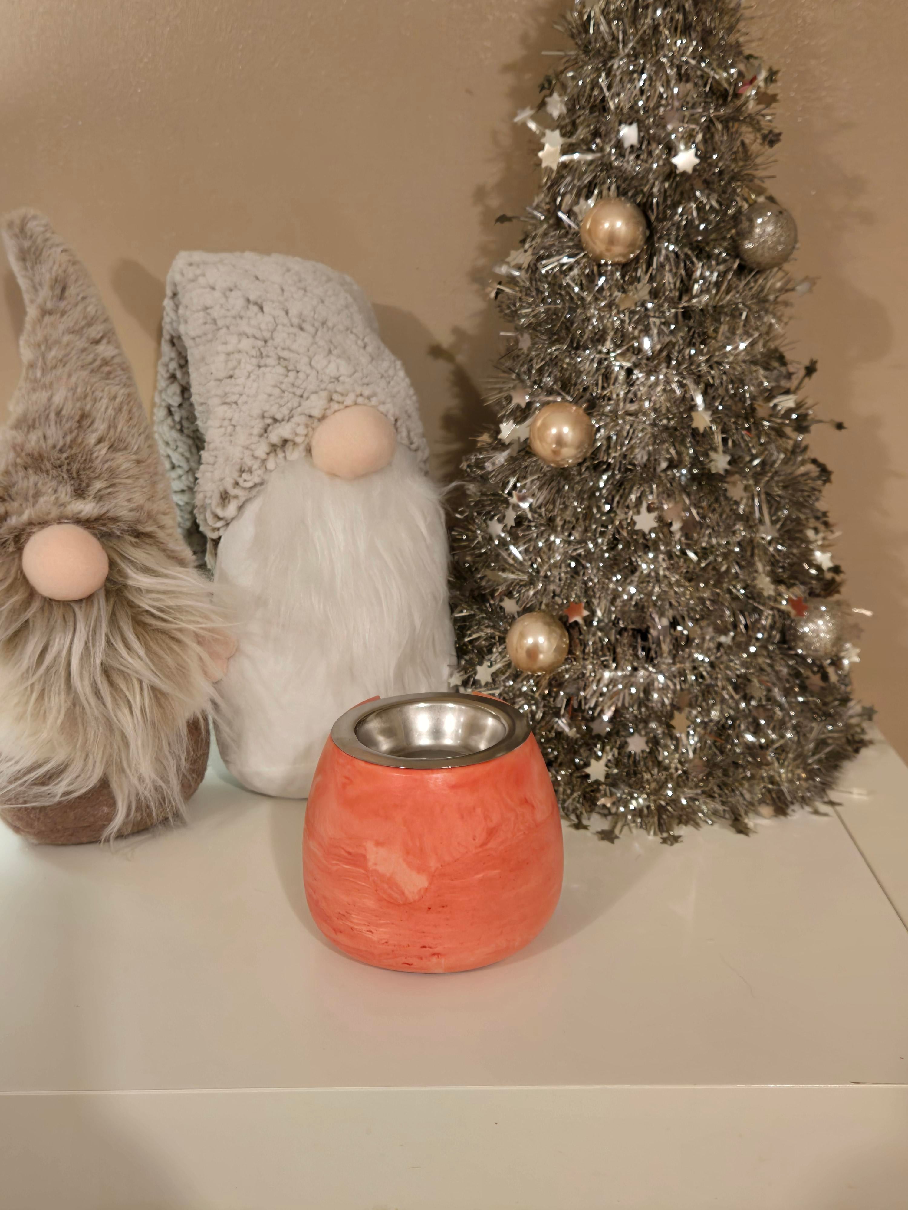 A stunning Red Marble-Effect Wax Melt Burner, designed to elevate any space. Its gorgeous marble finish adds a touch of elegance while gently warming your favourite melts, filling your home with a beautiful fragrance.