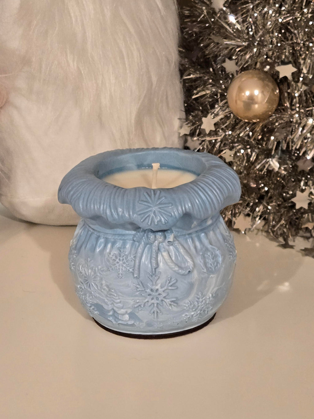 A so sweet blue marble effect stocking pot, handmade & filled with our indulgent Hot Chocolate & Macaroon soy candle wax. A charming festive treat that brings cosy warmth, rich sweetness, & adorable holiday vibes to any space.