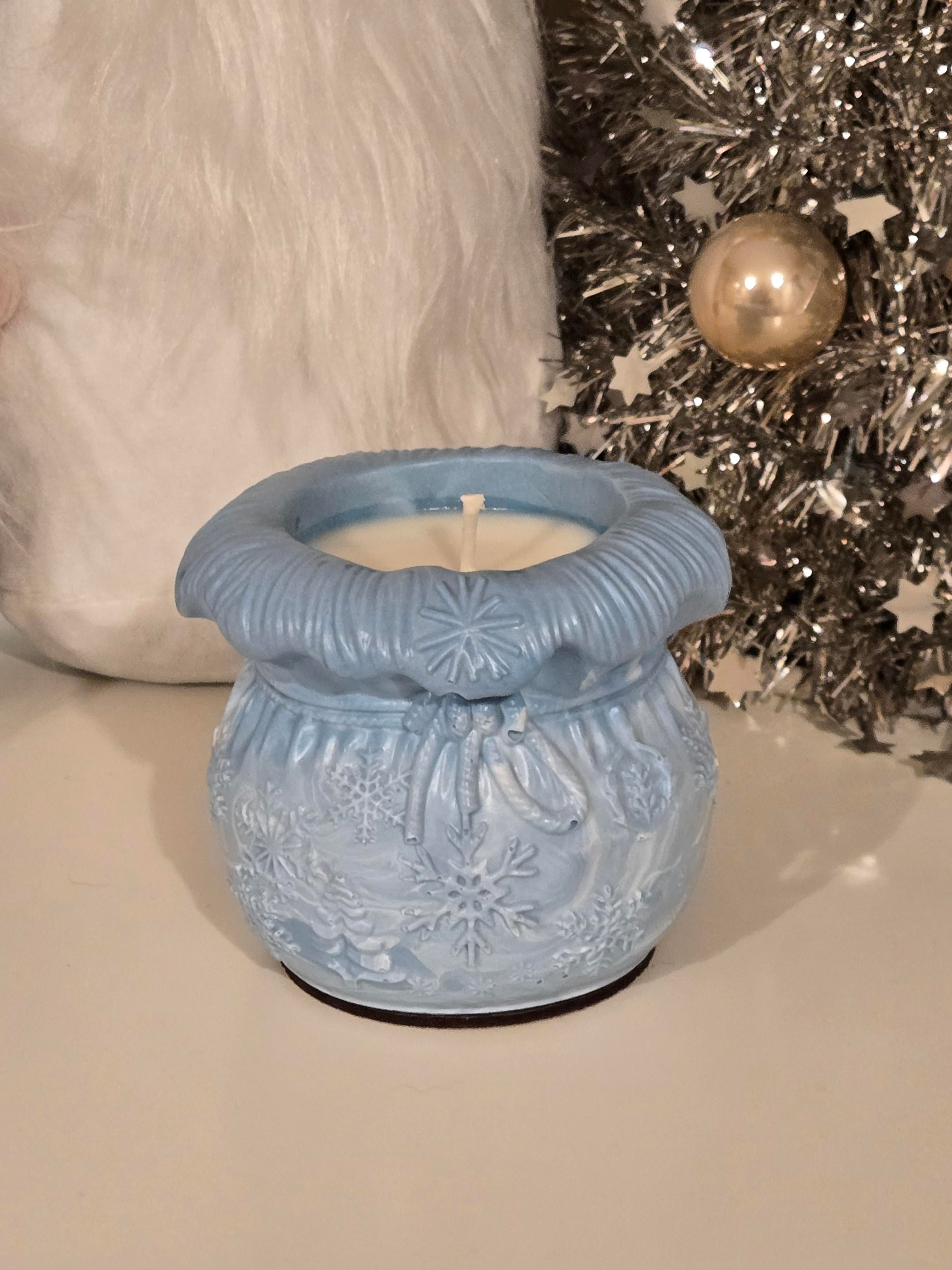 A so sweet blue marble effect stocking pot, handmade & filled with our indulgent Hot Chocolate & Macaroon soy candle wax. A charming festive treat that brings cosy warmth, rich sweetness, & adorable holiday vibes to any space.