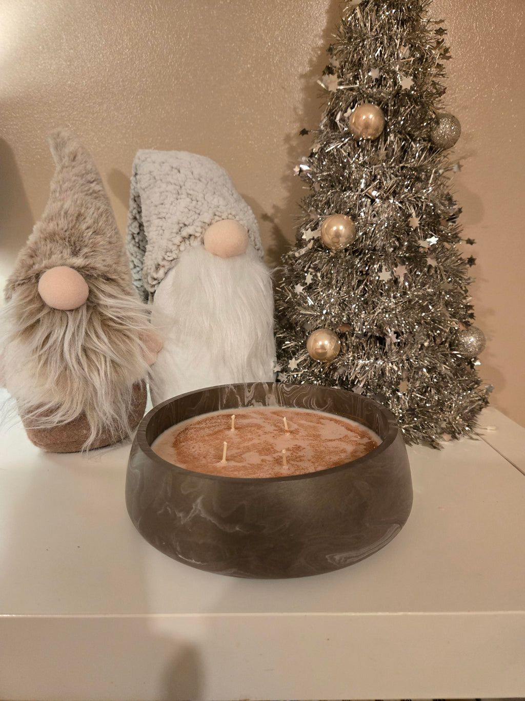 A stunning handmade pot in a coade inspired, (brown/grey) & white marble effect, carefully filled with our rich Coffee Cake soy wax for a warm, cosy & indulgent scent that feels like freshly baked cake straight from the over.