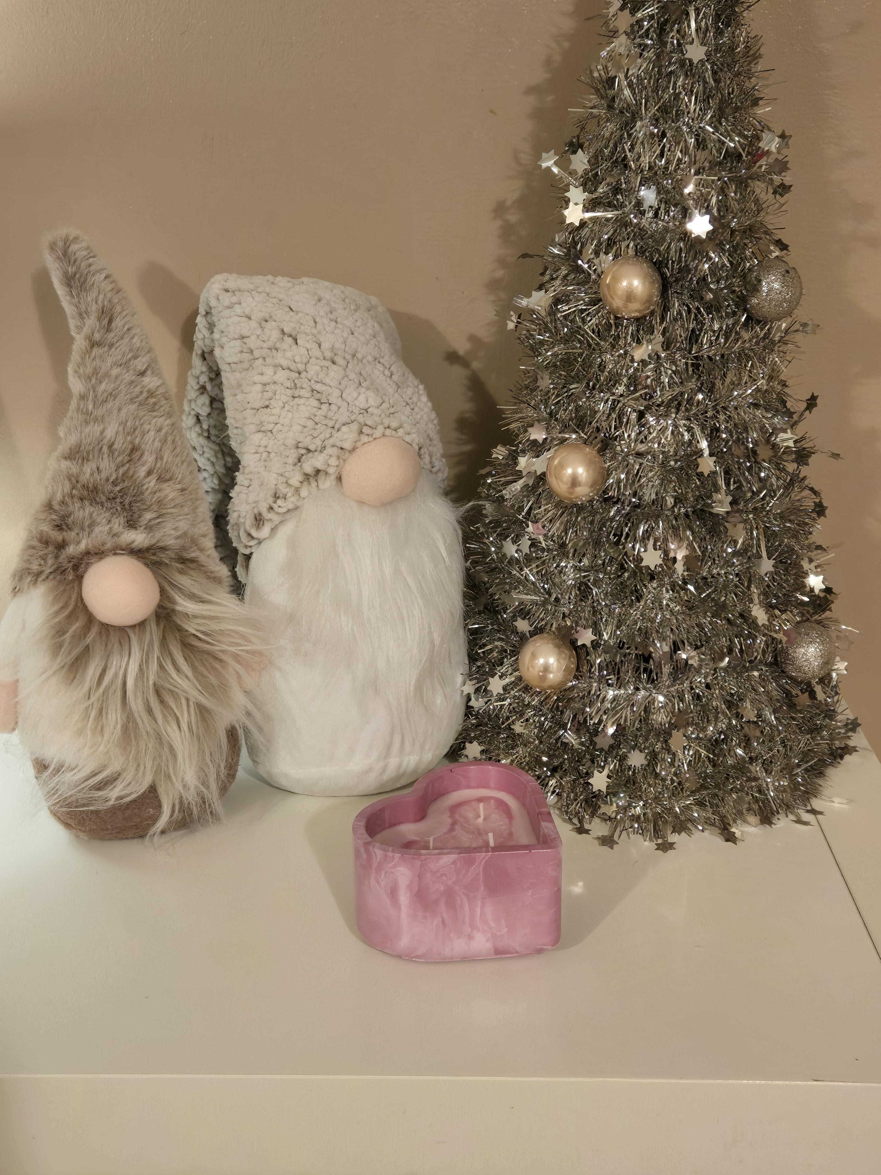 A gorgeous Heart Shapped handmade pot in a pink & white marble effect, beautifully filled with our delicate White Cherry Blossom soy wax. Soft, elegant, & perfect for adding a sweet, fresh touch to any space.