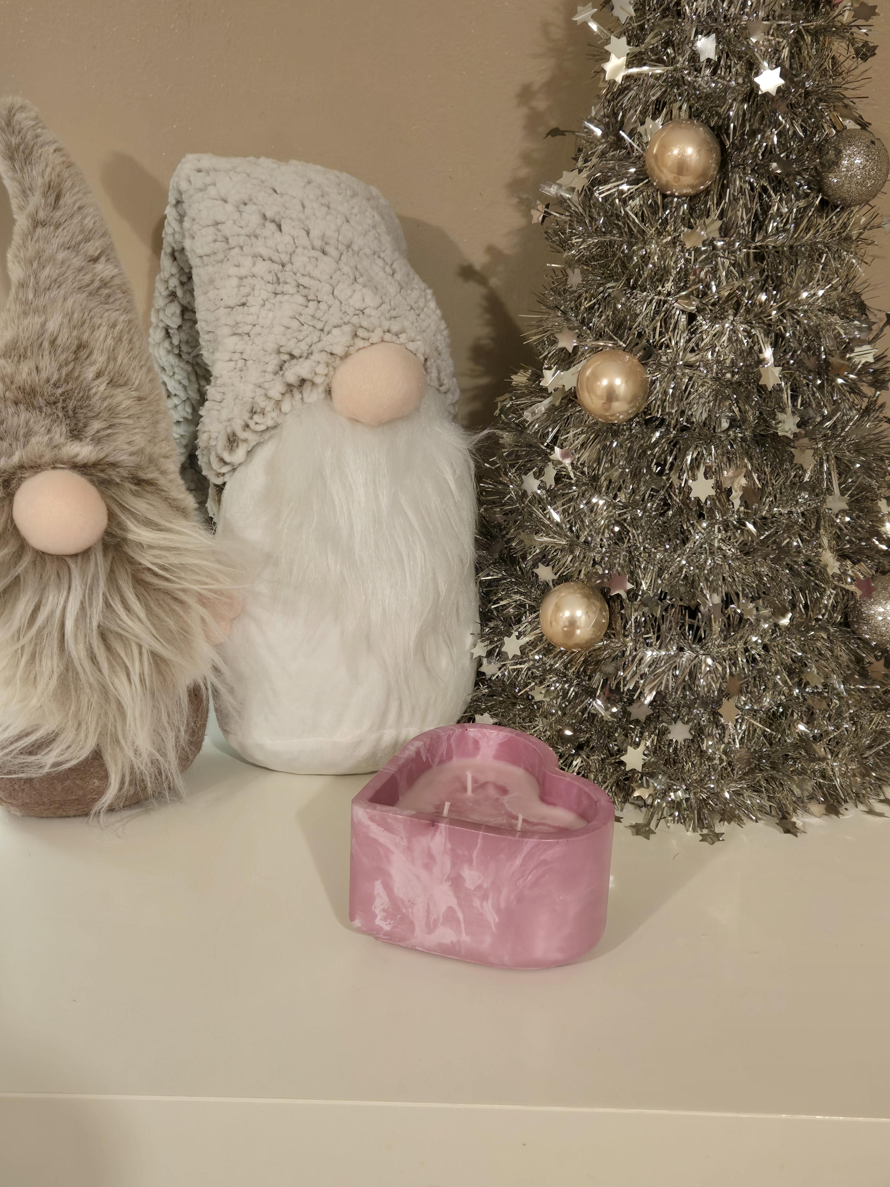 A gorgeous Heart Shapped handmade pot in a pink & white marble effect, beautifully filled with our delicate White Cherry Blossom soy wax. Soft, elegant, & perfect for adding a sweet, fresh touch to any space.