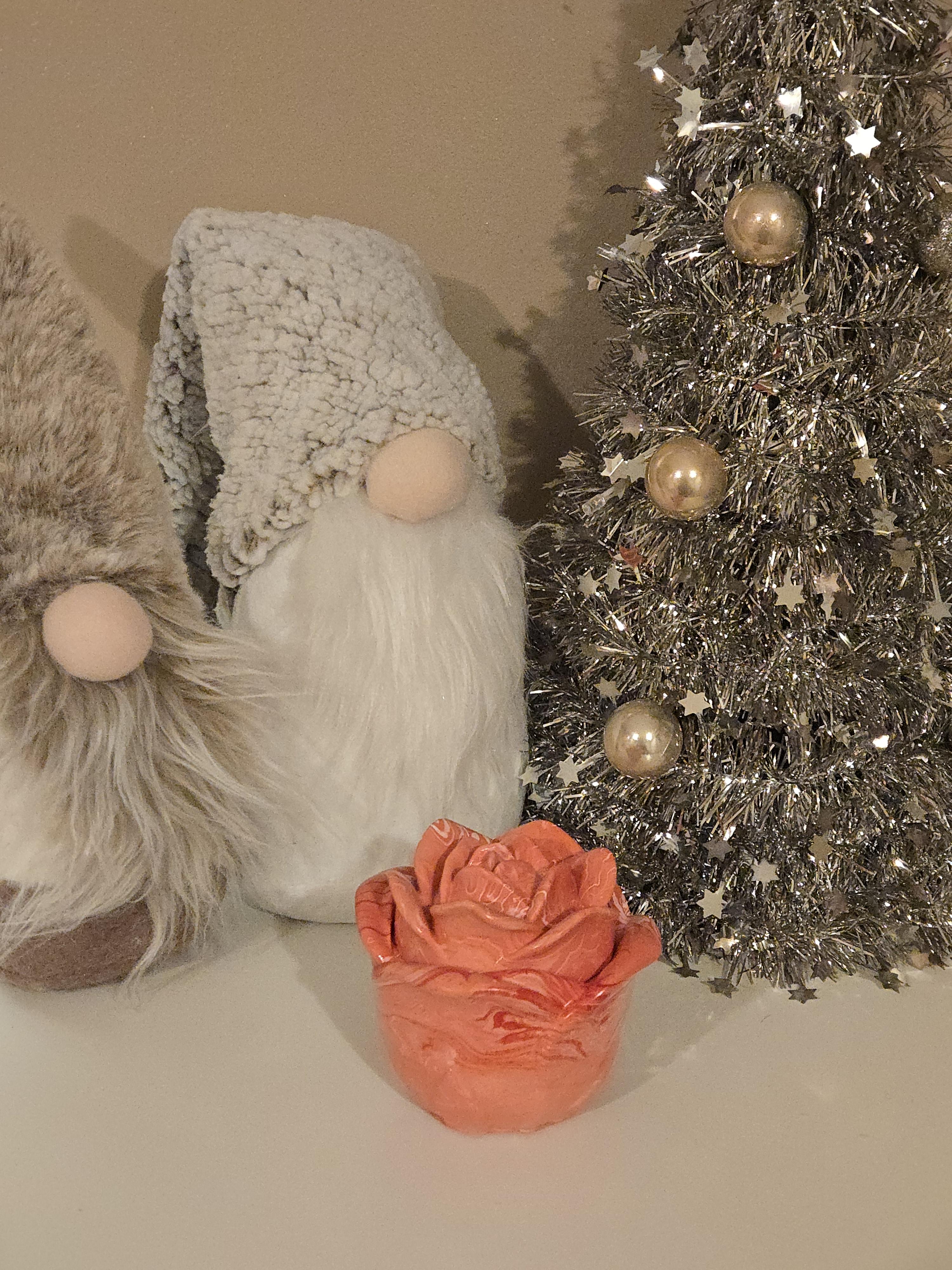 A stunning rose shaped pot in a rich Red Marble effect, beautifully filled with our delicate White Cherry Blossom Soy Wax. Elegant, romantic, & perfect for adding a soft, fragrant touch to any room.