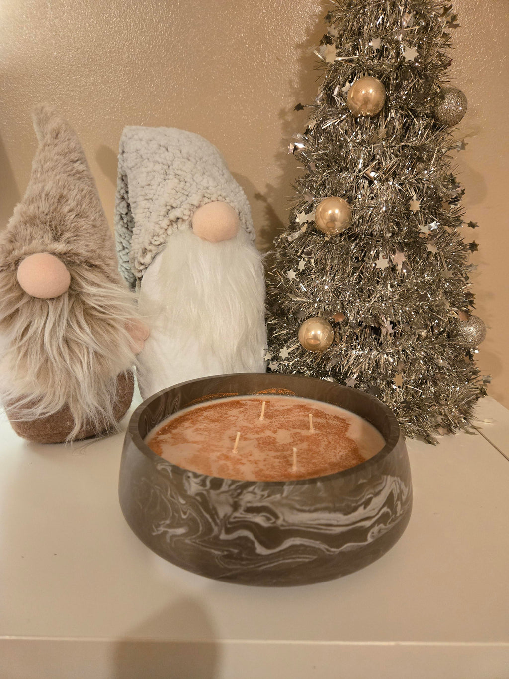 A stunning handmade pot in a coade inspired, (brown/grey) & white marble effect, carefully filled with our rich Coffee Cake soy wax for a warm, cosy & indulgent scent that feels like freshly baked cake straight from the over.