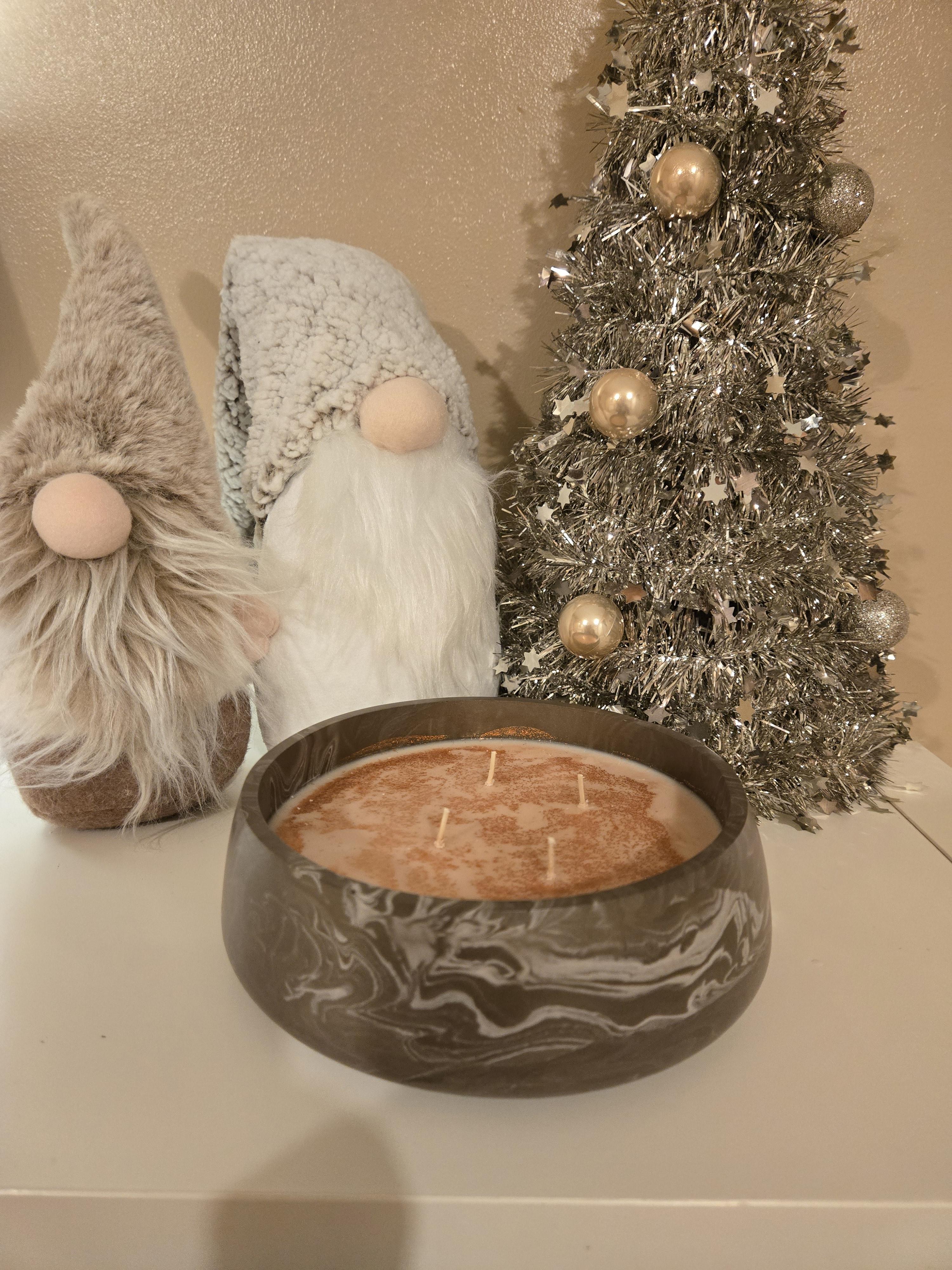 A stunning handmade pot in a coade inspired, (brown/grey) & white marble effect, carefully filled with our rich Coffee Cake soy wax for a warm, cosy & indulgent scent that feels like freshly baked cake straight from the over.