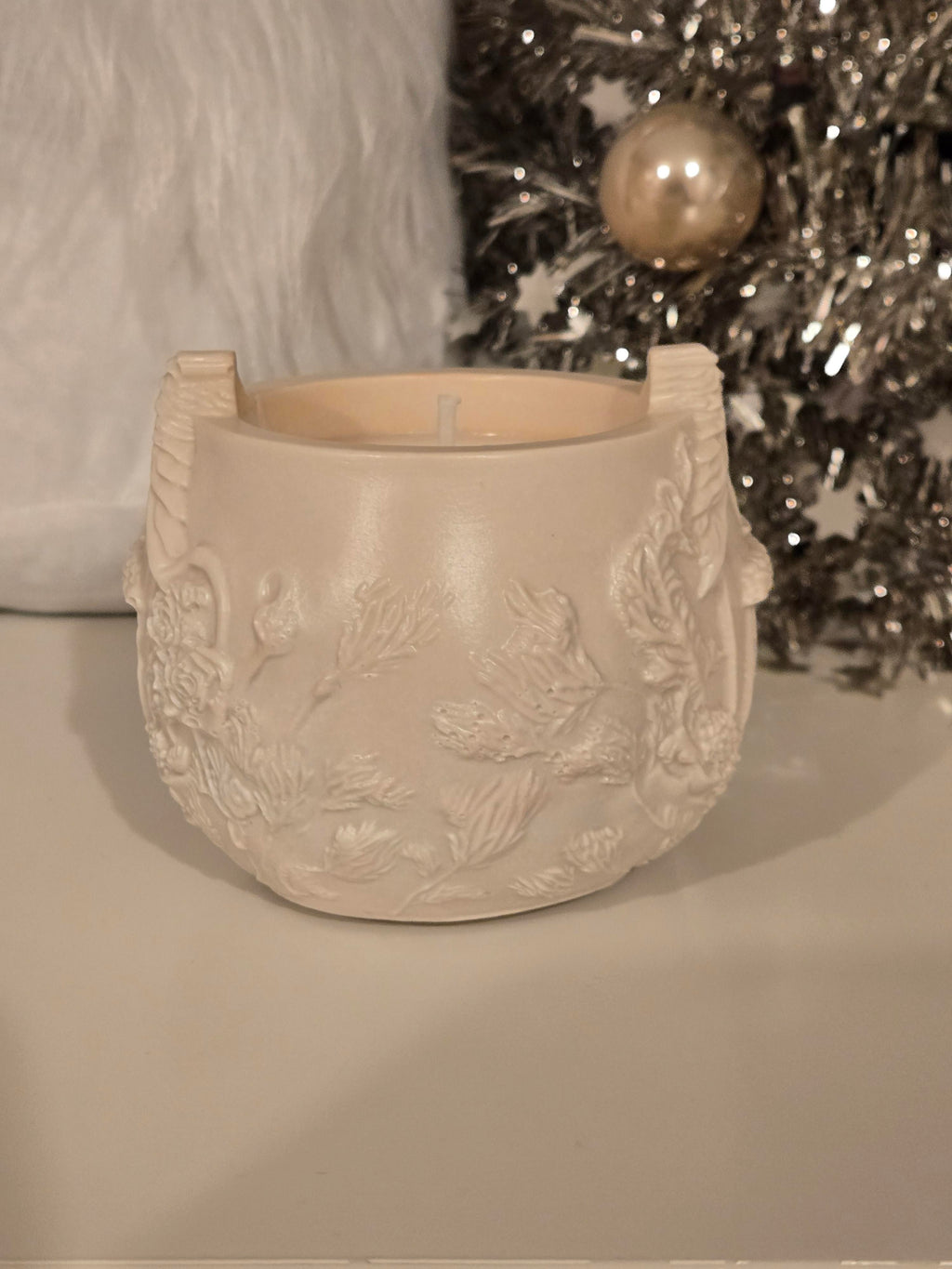 A gorgeous small handmade pot featuring a cute house & flower design, filled with our rich Hot Chocolate & Macaroon soy candle wax. A cosy, whimsical treat that brings warmth, sweetness, & charm to any space.
