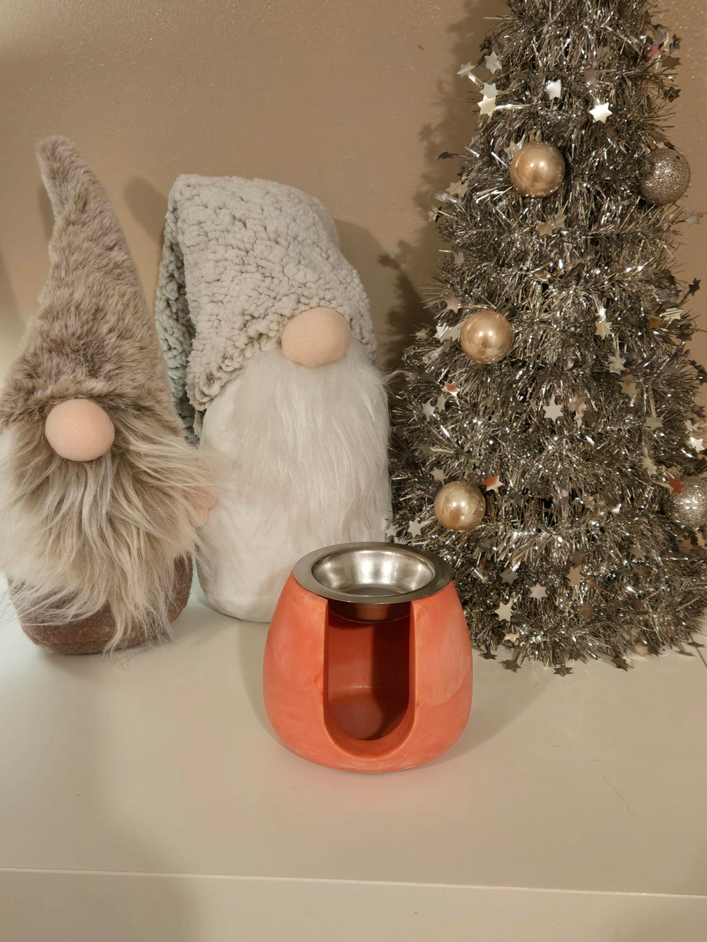 A stunning Red Marble-Effect Wax Melt Burner, designed to elevate any space. Its gorgeous marble finish adds a touch of elegance while gently warming your favourite melts, filling your home with a beautiful fragrance.