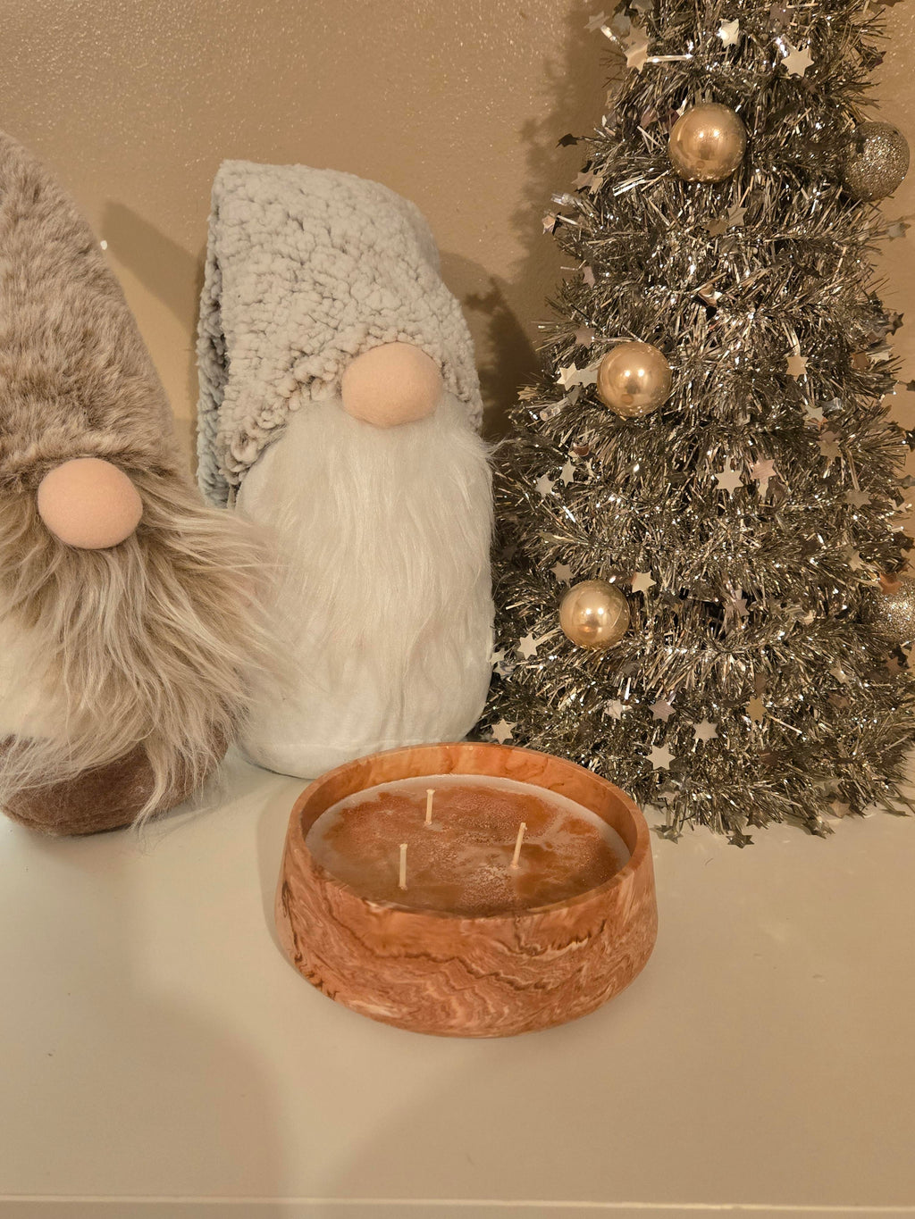 A gorgeous one-off handmade pot in a beige & white marble effect, filled with our rich Coffee Cake soy wax. Warm, sweet, & cosy, perfect for adding a touch of handmade charm & delicious bakery fragrance to any space.