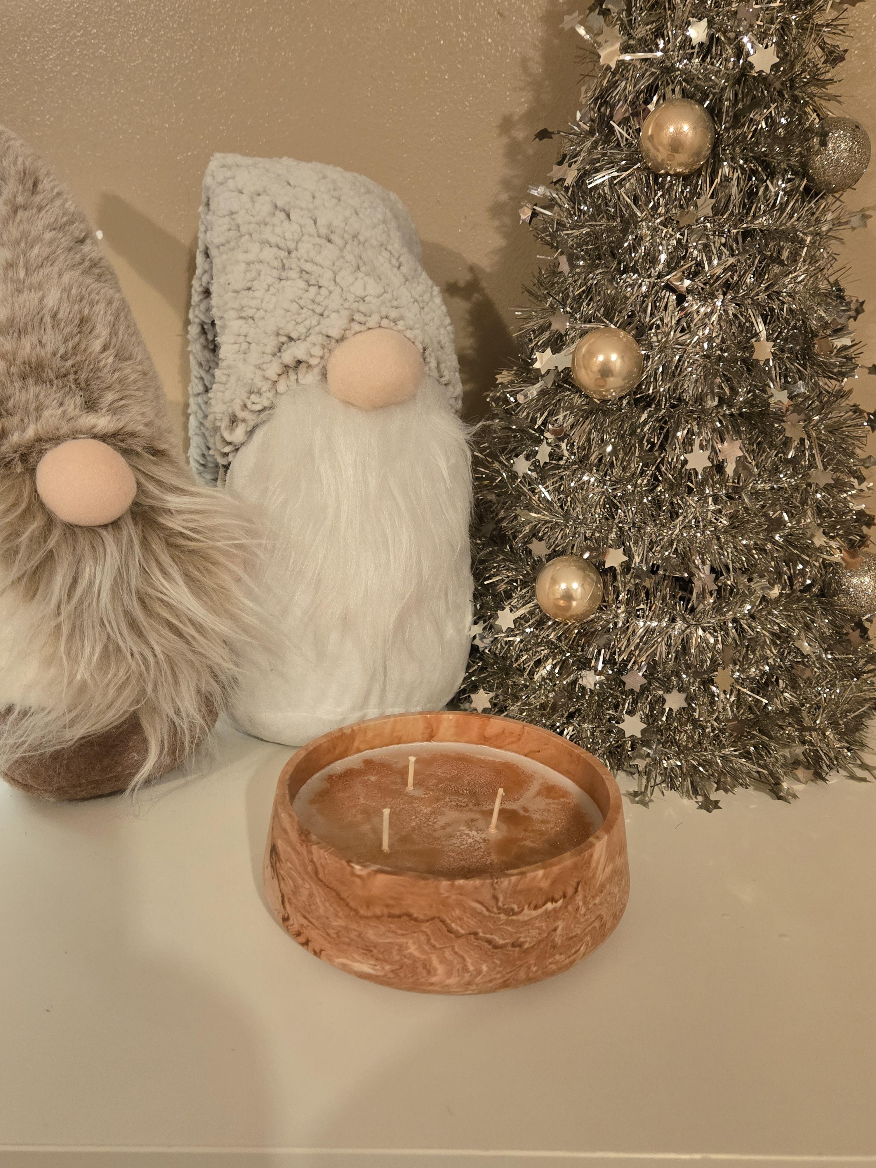 A gorgeous one-off handmade pot in a beige & white marble effect, filled with our rich Coffee Cake soy wax. Warm, sweet, & cosy, perfect for adding a touch of handmade charm & delicious bakery fragrance to any space.